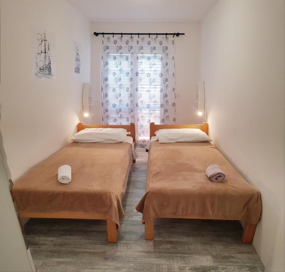 Apartmani ZEM, Krk Krk Town Bagian luar foto